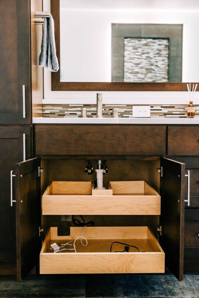 Small Bathroom Vanities and Sinks To Save Space And Maximize Storage